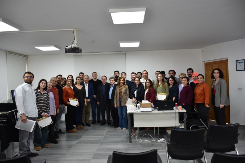 A group of people standing in a roomAI-generated content may be incorrect.