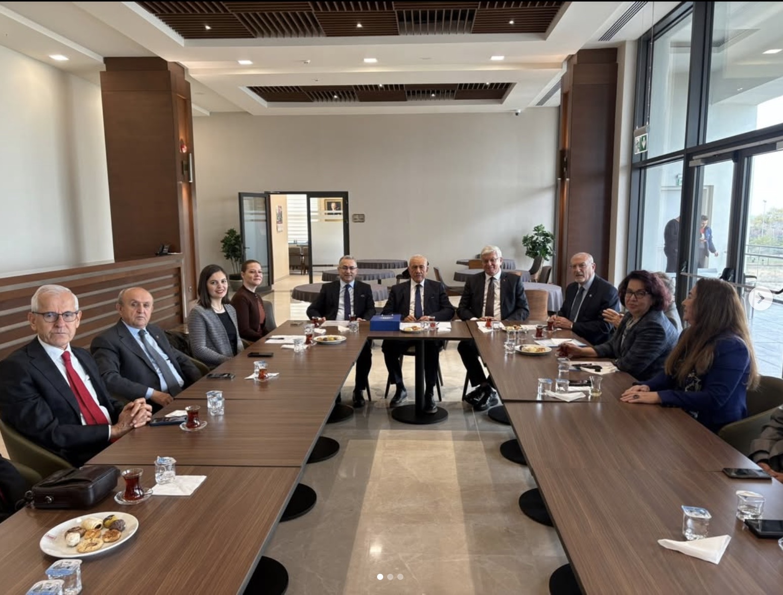 Fakültemiz dekanı Prof. Dr. Servet Alyanak ve Dekan yardımcılarımız Onursal Yüksek Yargıçlar Derneği’ne bir çalışma ziyareti gerçekleştirmişlerdir.