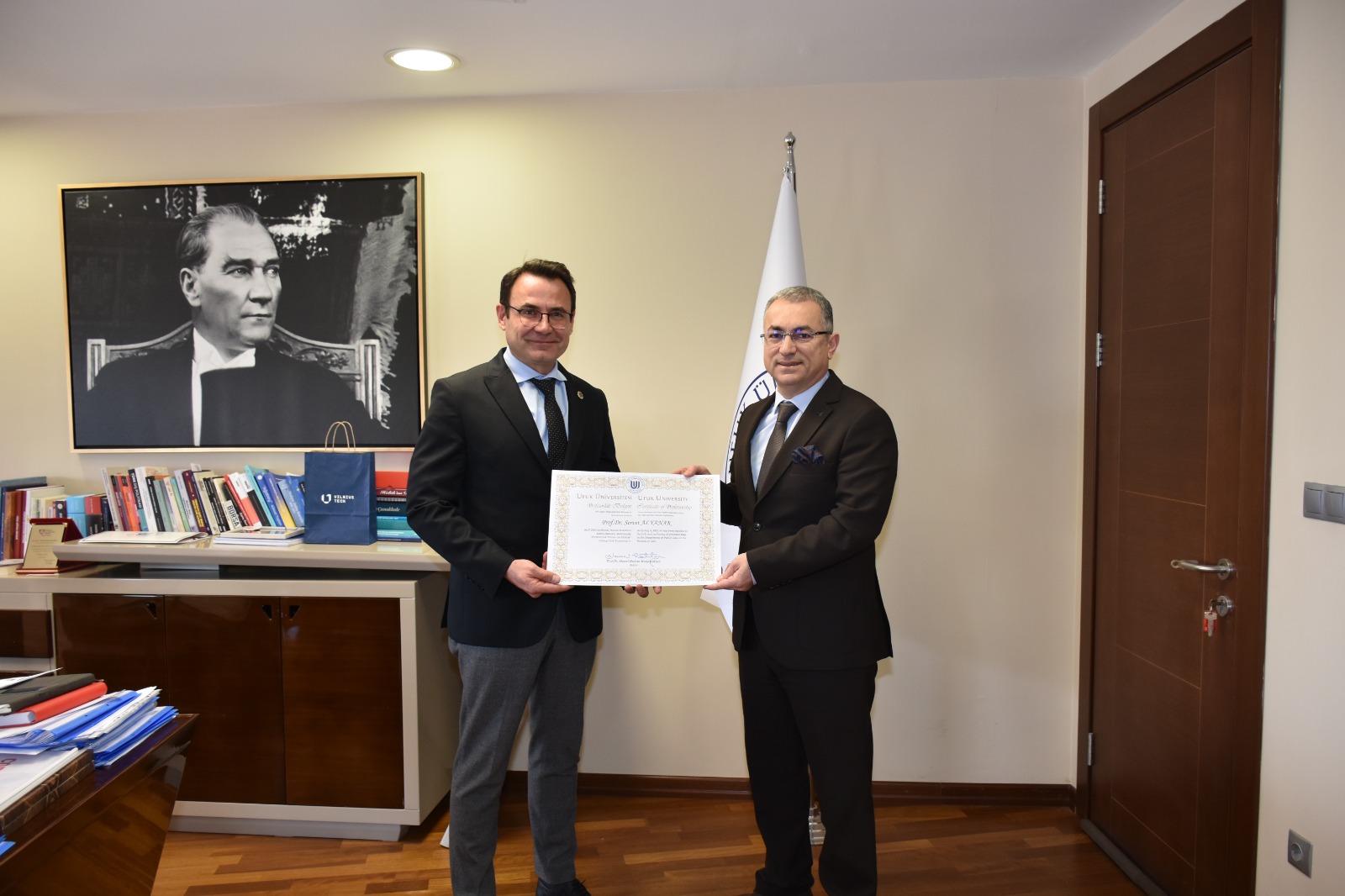 Dekanımız Sayın Prof. Dr. Servet ALYANAK'ın Profesörlük Belgesi, Rektörümüz Sayın Prof. Dr. Ahmet Hakan Haliloğlu tarafından, Rektörlük makamında takdim edilmiştir.